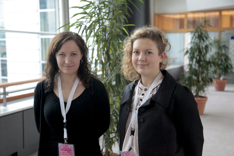 Foto 2: Finnish students pose after an interview during a Seminar for Young Journalists in Brussels