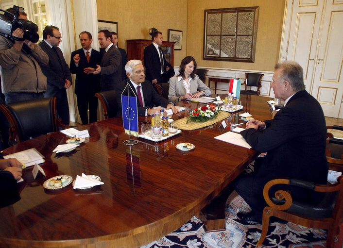 Foto 10: President of the European Parliament Jerzy Buzek (L) confers with Hungarian President Pal Schmitt in the 'Sandor' Presidental Palace in the Buda castle in Budapest