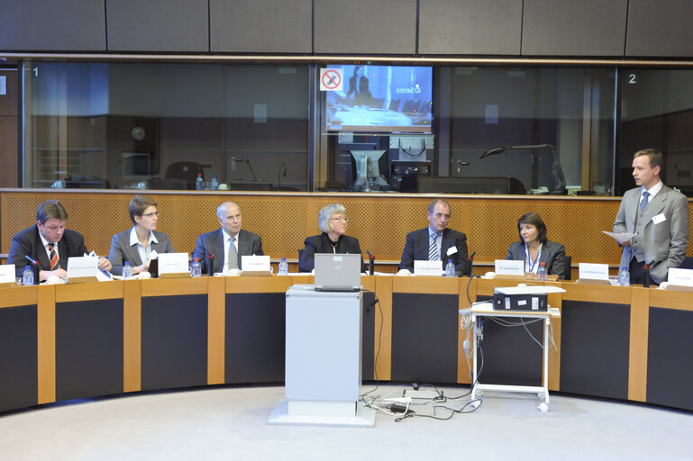 Foto 2: Round table debate with MEP Ulrike Rodust