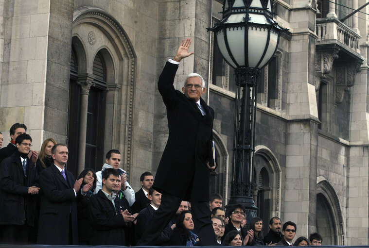 Foto 24: President of the European Parliament Jerzy Buzek waves to wellwishers prior his speech in front the building of the Parliament in Budapest