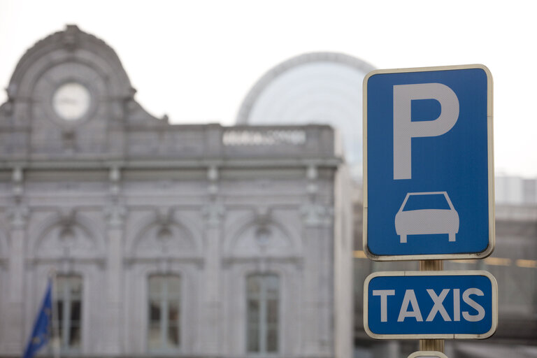 Foto 49: Taxi parking in front of the European Parliament