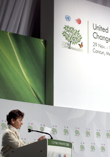 Zdjęcie 18: The Executive Secretary of United Nations Framework Convention on Climate Change( UNFCCC), Christiana Figuere the libere speech during  opening ceremony the COP16 United Nations Climate Change Conference on November 29, 2010 in Cancun, Mexico. Representatives from 194 countries are to meet in this Mexican resort city  from November 29 to December 10., Mexico on November 27, 2010. AFP PHOTO/Hector GUERRERO