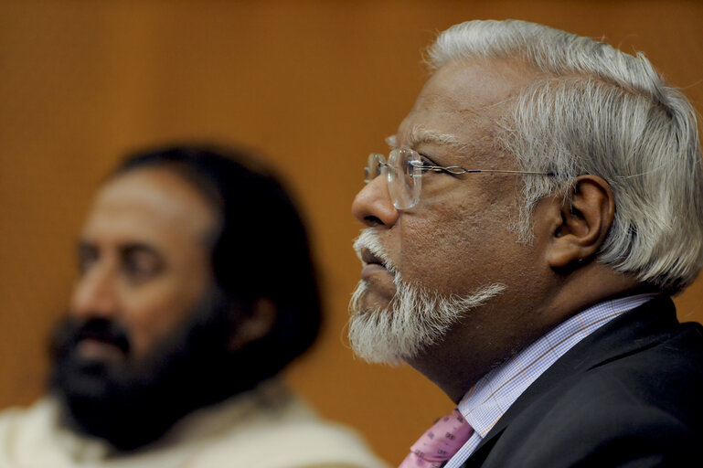 Fotografie 12: Exchange of views with His Holiness Sri Sri Ravi Shankar and Nirj Deva