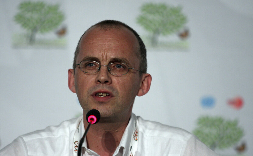 Zdjęcie 4: Peter Wittoeck general manager of the climate change section of the Belgian federal environment administration, speaks in a press conference during the United Nations Framework Convention on Climate Change (UNFCCC), on November 29, 2010 in Cancun, Mexico in the framework of the UN Climate Change summit. Representatives from 194 countries are to meet in the Mexican resort city of Cancun from November 29 to December 10 in a UN climate summit. AFP PHOTO/Hector GUERRERO