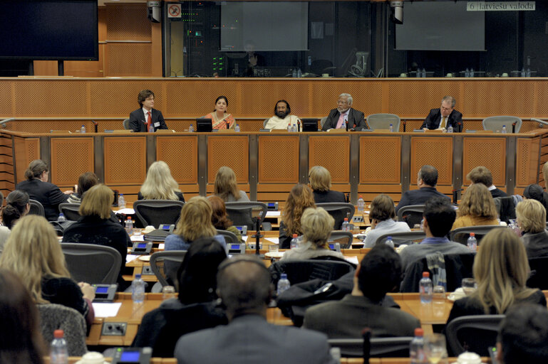 Fotografie 7: Exchange of views with His Holiness Sri Sri Ravi Shankar and Nirj Deva