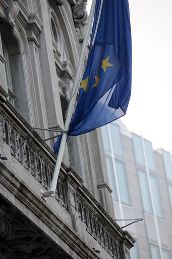 Foto 17: Flag hanging on the European Parliament building.