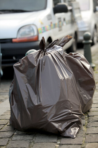 Foto 18: Garbage / Trash bag in streets of Brussels