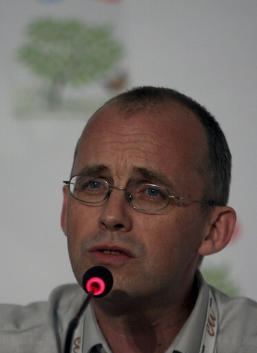 Zdjęcie 3: Peter Wittoeck general manager of the climate change section of the Belgian federal environment administration, speaks in a press conference during the United Nations Framework Convention on Climate Change (UNFCCC), on Dicember 03, 2010 in Cancun, Mexico in the framework of the UN Climate Change summit. Representatives from 194 countries are to meet in the Mexican resort city of Cancun from November 29 to December 10 in a UN climate summit. AFP PHOTO/Hector GUERRERO