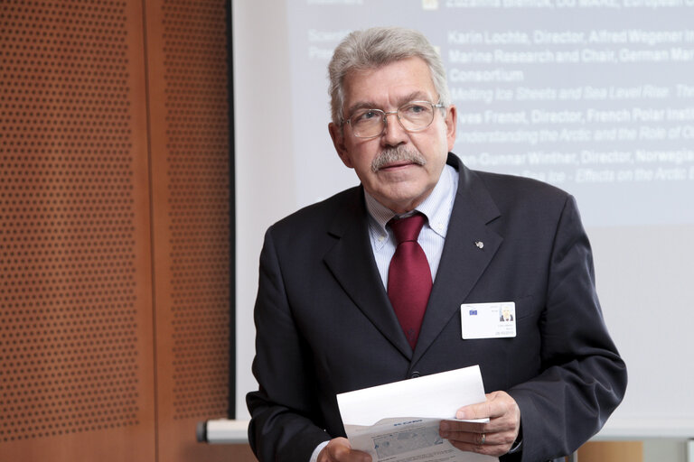 Photo 5: Science for the European Artic Policy -A lunch time Briefing