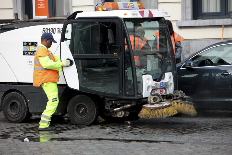 Foto 11: Dustman cleaning garbage in the streets of Brussels