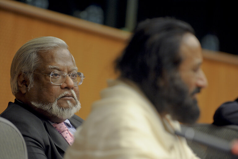 Fotografi 3: Exchange of views with His Holiness Sri Sri Ravi Shankar and Nirj Deva