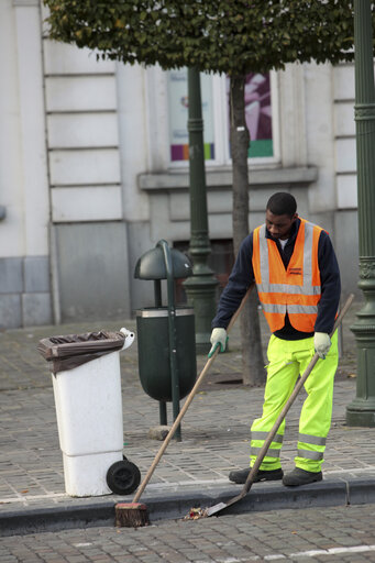 Foto 12: Dustman cleaning up garbage in the streets of Brussels.