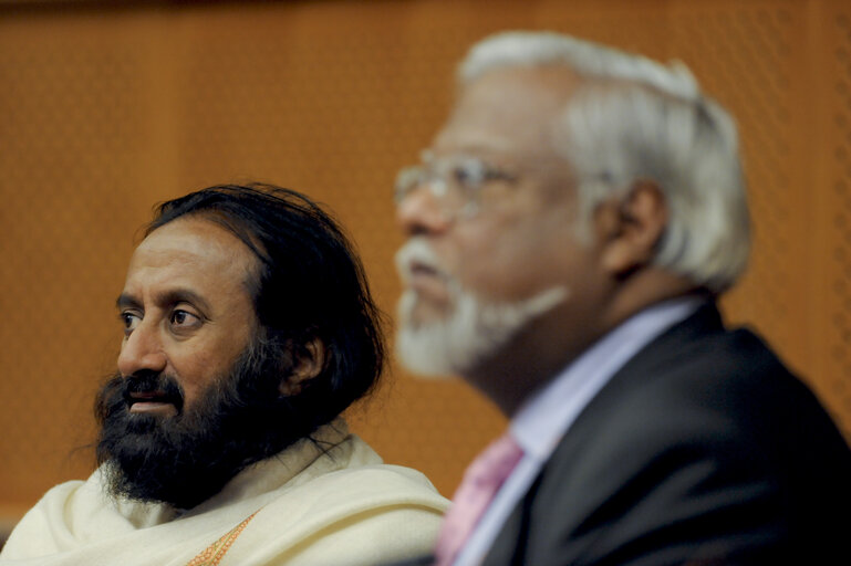 Fotografi 13: Exchange of views with His Holiness Sri Sri Ravi Shankar and Nirj Deva