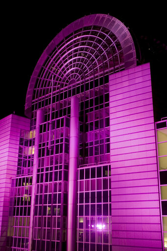 Foto 22: Pink illumination on the EP building in Brussels in connection with the Breast Cancer Awareness day at the EP in Brussels.