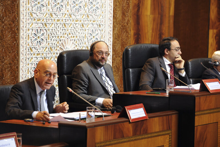 Valokuva 1: (L-to-R) Vice President of Deputy Chamber Antonio Leone, European Parliament President Martin Schulz, and his Morrocan homologue Khalil Ghellab in parliamentary session in Rabat on March 25, 2012.