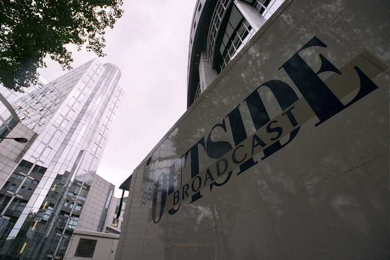 Photo 9: Audiovisual service and media at the EP.