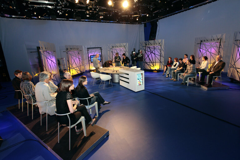 Fotografi 16: Debate at the EP's television studio.