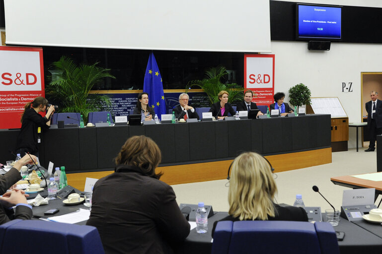 Foto 11: S&D meeting group with the Danish Presidency Delegation