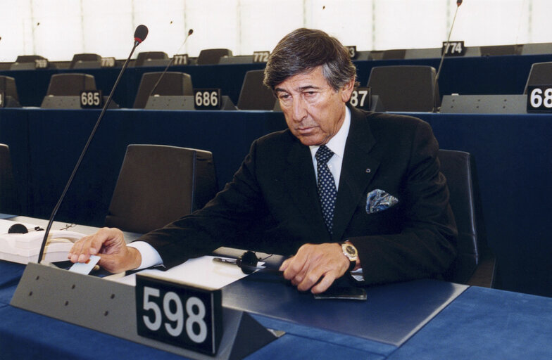 Foto 12: Umberto SCAPAGNINI at the EP in Strasbourg.