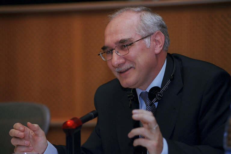 Fotografi 13: Miroslav MIKOLASIK in a meeting at the EP in Brussels.