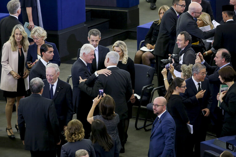 European Ceremony of Honour for Dr. Helmut KOHL - Greeting between Bill CLINTON, former President of the United States, on the left, and Benjamin NETANYAHU, Israeli Prime Minister