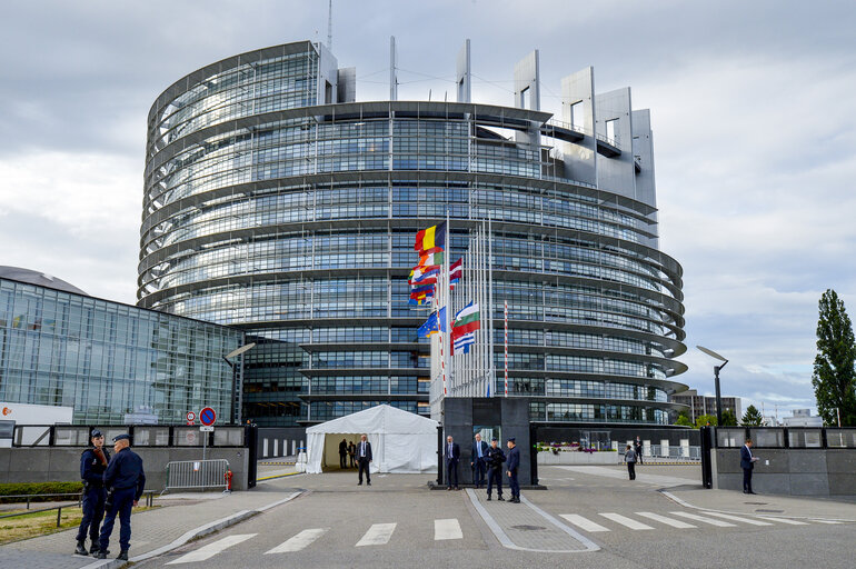 Suriet 8: European Ceremony of Honour for Dr. Helmut KOHL, Former Chancellor of the Federal Republic of Germany and Honorary Citizen of Europe (1930 - 2017) at the European Parliament in Strasbourg- Flags at middle mast