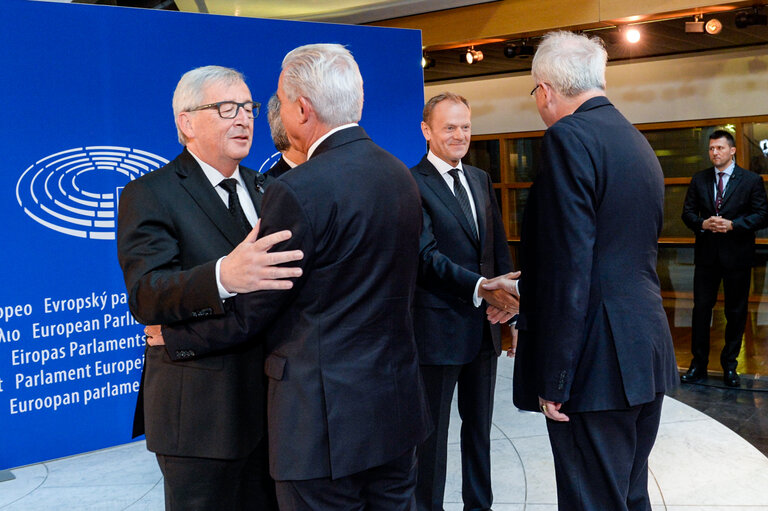 Suriet 46: European Ceremony of Honour for Dr. Helmut KOHL - Jean-Claude JUNCKER, President of the EC, 1st from the left, and Donald TUSK, President of the European Council, 2nd from the right