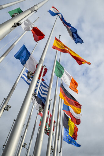 Suriet 16: European Ceremony of Honour for Dr. Helmut KOHL, Former Chancellor of the Federal Republic of Germany and Honorary Citizen of Europe (1930 - 2017) at the European Parliament in Strasbourg- Flags at middle mast