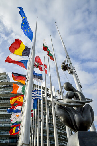 Suriet 18: European Ceremony of Honour for Dr. Helmut KOHL, Former Chancellor of the Federal Republic of Germany and Honorary Citizen of Europe (1930 - 2017) at the European Parliament in Strasbourg- Flags at middle mast