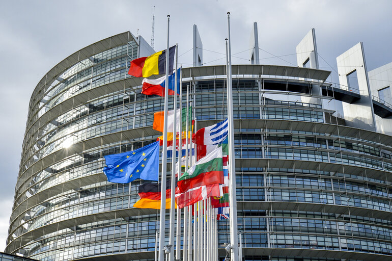 Suriet 9: European Ceremony of Honour for Dr. Helmut KOHL, Former Chancellor of the Federal Republic of Germany and Honorary Citizen of Europe (1930 - 2017) at the European Parliament in Strasbourg- Flags at middle mast