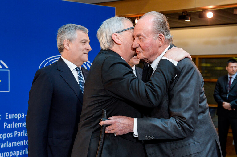 Suriet 38: European Ceremony of Honour for Dr. Helmut KOHL - Greeting between Jean-Claude JUNCKER, President of the EC, on the left, and Juan Carlos, former King of Spain, in the presence of Antonio TAJANI, EP President, 1st from the left