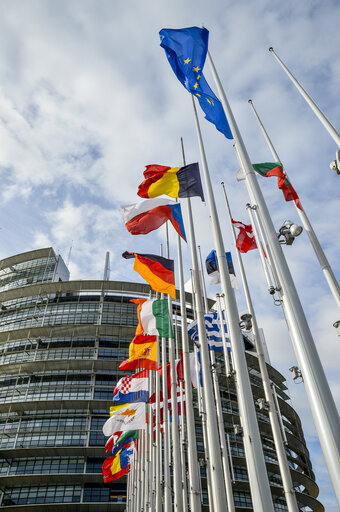 Suriet 17: European Ceremony of Honour for Dr. Helmut KOHL, Former Chancellor of the Federal Republic of Germany and Honorary Citizen of Europe (1930 - 2017) at the European Parliament in Strasbourg- Flags at middle mast