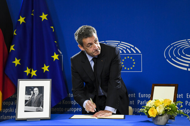 Nuotrauka 8: European Ceremony of Honour for Dr. Helmut KOHL - Signature by Nicolas SARKOZY, former President of the French Republic