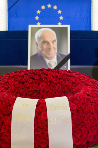 European Ceremony of Honour for Dr. Helmut KOHL - Portrait of Helmut KOHL near to a wreath of flowers