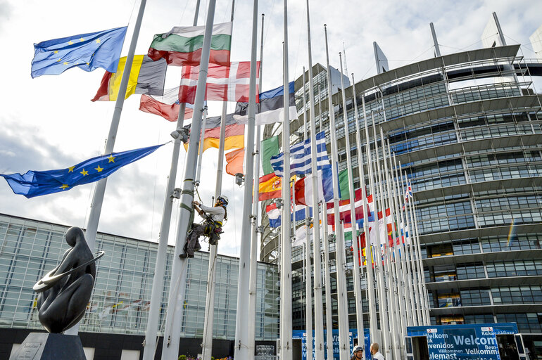 Suriet 21: European Ceremony of Honour for Dr. Helmut KOHL, Former Chancellor of the Federal Republic of Germany and Honorary Citizen of Europe (1930 - 2017) at the European Parliament in Strasbourg- Flags at middle mast