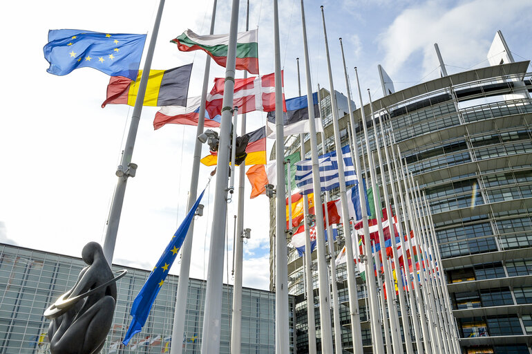 Suriet 20: European Ceremony of Honour for Dr. Helmut KOHL, Former Chancellor of the Federal Republic of Germany and Honorary Citizen of Europe (1930 - 2017) at the European Parliament in Strasbourg- Flags at middle mast