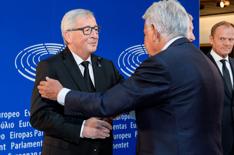 Suriet 37: European Ceremony of Honour for Dr. Helmut KOHL - Greeting between Felipe GONZÁLEZ, former Spanish Prime Minister, in the centre, and Jean-Claude JUNCKER, President of the EC, in the presence of Donald TUSK, President of the European Council, on the right