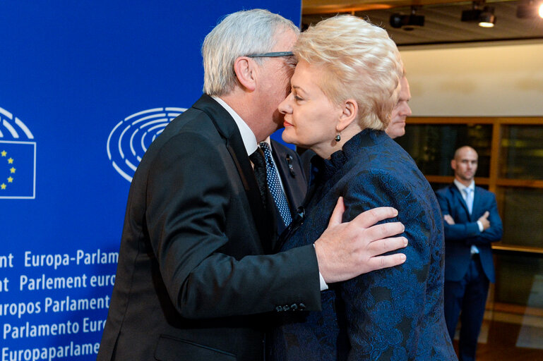 Suriet 36: European Ceremony of Honour for Dr. Helmut KOHL - Greeting between Dalia GRYBAUSKAITÉ, President of Lithuania , on the right, and Jean-Claude JUNCKER, President of the EC