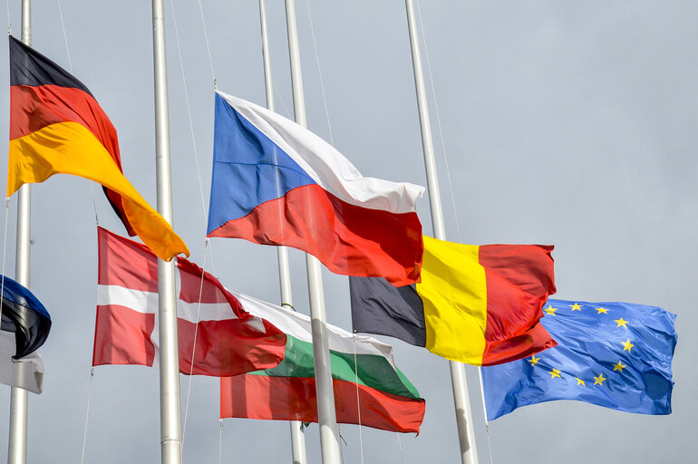 Suriet 15: European Ceremony of Honour for Dr. Helmut KOHL, Former Chancellor of the Federal Republic of Germany and Honorary Citizen of Europe (1930 - 2017) at the European Parliament in Strasbourg- Flags at middle mast