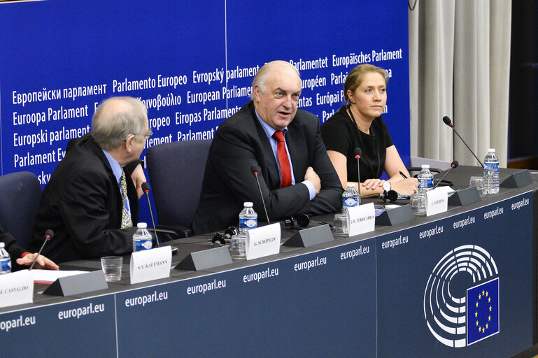 Снимка 12: Press Conference ' Improving the functioning of ECI ' with Sylvia-Yvonne KAUFMANN