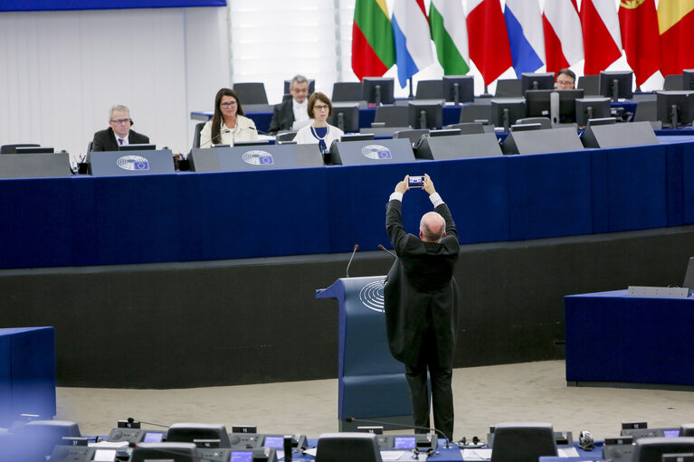 Снимка 1: Plenary session week 27 2017 in Strasbourg - Usher takes pictures of the vice-president