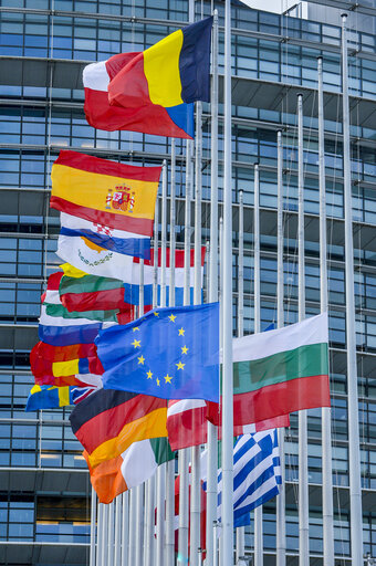 Suriet 7: European Ceremony of Honour for Dr. Helmut KOHL, Former Chancellor of the Federal Republic of Germany and Honorary Citizen of Europe (1930 - 2017) at the European Parliament in Strasbourg- Flags at middle mast