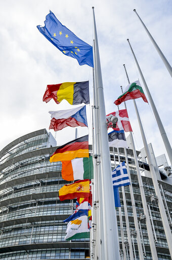 Suriet 4: European Ceremony of Honour for Dr. Helmut KOHL, Former Chancellor of the Federal Republic of Germany and Honorary Citizen of Europe (1930 - 2017) at the European Parliament in Strasbourg- Flags at middle mast