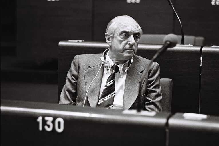 Fotografie 14: The delegue Pierre CROZE during a session in Strasbourg in June 1978.