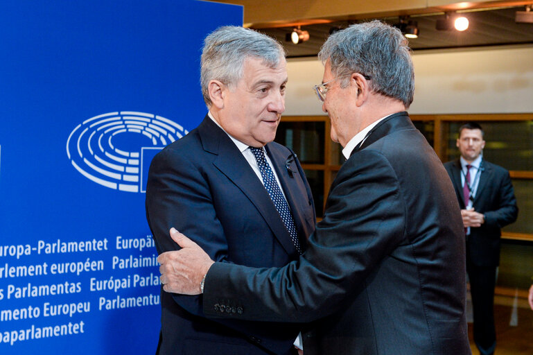 Suriet 41: European Ceremony of Honour for Dr. Helmut KOHL - Greeting between Romano PRODI, former Italian Prime Minister, on the right, and Antonio TAJANI, EP President