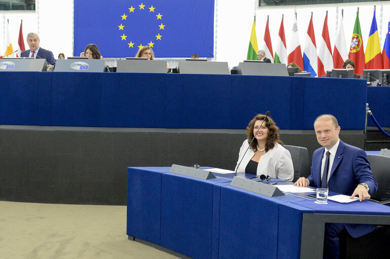 Foto 1: Official visit of the Prime Minister of Malta - Review of the Maltese Presidency - Chairing the Plenary session: debate on the Review of the Maltese Presidency