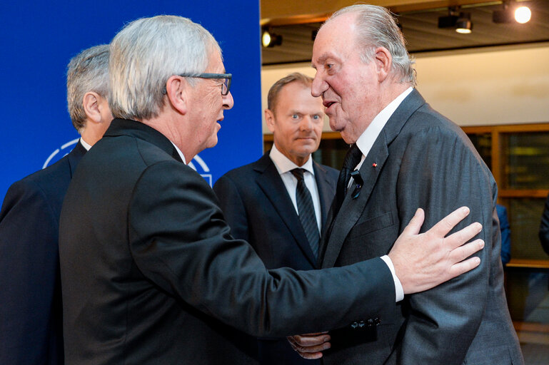 Suriet 39: European Ceremony of Honour for Dr. Helmut KOHL - Greeting between Jean-Claude JUNCKER, President of the EC, on the left, and Juan Carlos, former King of Spain, in the presence of Donald TUSK, President of the European Council, 1st from the right