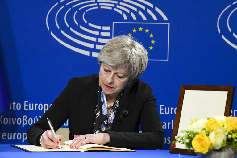 Nuotrauka 9: European Ceremony of Honour for Dr. Helmut KOHL - Signature by Theresa MAY, British Prime Minister