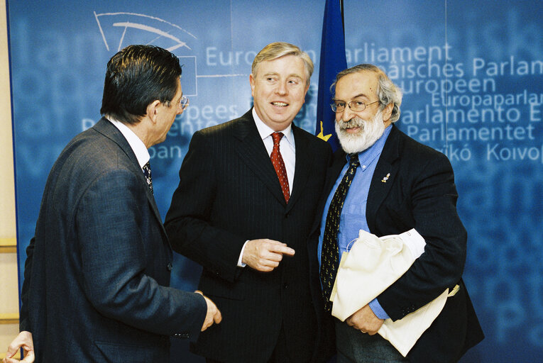 Nuotrauka 3: EP President receives a gift from the hands of MEP Enrico FERRI