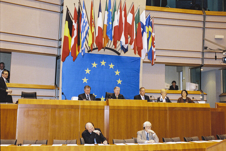 Photo 1 : Harald ROMER, Pat COX EP President and Julian PRIESTLEY in Plenary Session in Brussels